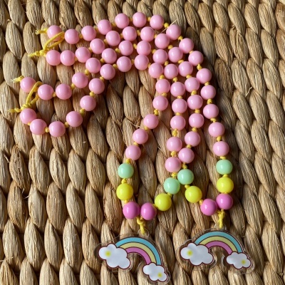 Colar infantil com contas rosa e pendente de arco-íris e nuvens