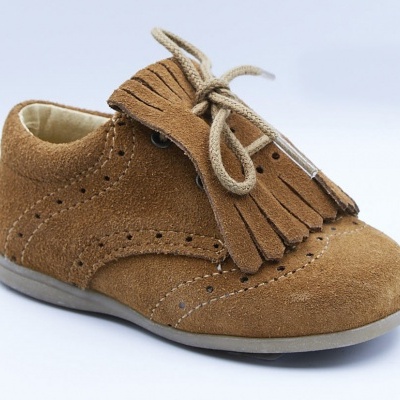 Sapato infantil em camurça castanha com franjas e cadarços