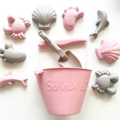 Conjunto de brinquedos de praia em silicone com balde rosa e formas de animais e conchas em silicone cor-de-rosa e cinzento