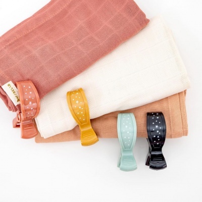 Fraldas de tecido com molas de cabelo coloridas e estampadas