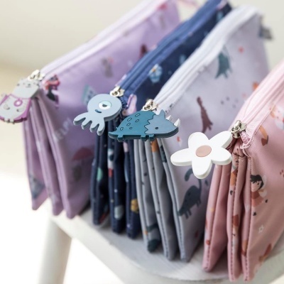 Conjunto de cinco necessaires coloridas com fechos decorados em forma de animais e flor