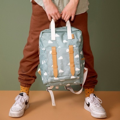 Mochila cinza com padrão de nuvens brancas segurada por uma criança