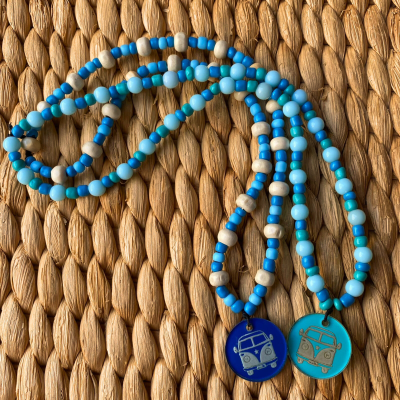 Colares de contas azuis e pendentes com carrinha clássica