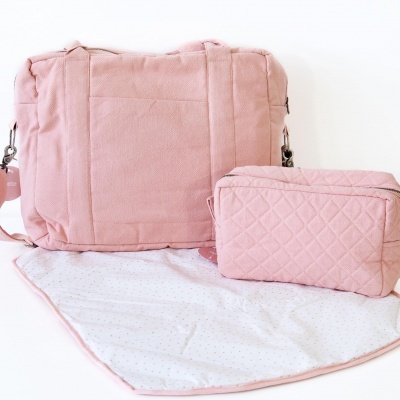 Conjunto de bolsa de maternidade, bolsa pequena e trocador em tons de rosa e branco.