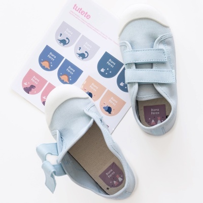 Sapatilhas azuis claras para bebé com velcro e autocolantes coloridos ao lado