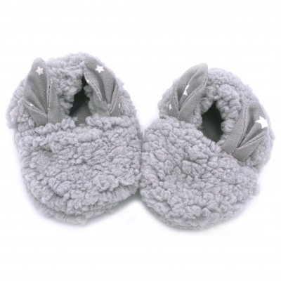 Pantufas de bebé cinzentas felpudas com orelhas decorativas e estrelas brancas