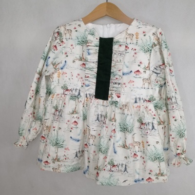 Camisa infantil manga comprida estampada com animais e cogumelos e folhos verdes