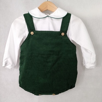 Roupa de bebé com body branco e jardineira verde escura
