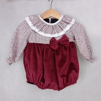 Body de bebé com padrão floral cinza e bordô, gola com folho branco, parte inferior bordô e laço.