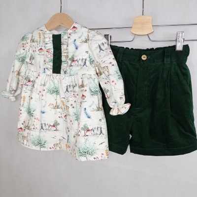 Conjunto de vestido infantil com padrão de animais e calções de veludo verde