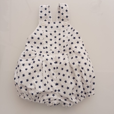 Macacão bebé branco com estrelas azuis e alças com botões