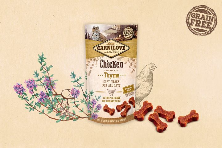 Snacks Carnilove Soft Chicken & Tyme 50gr Pacote de snacks para gatos Carnilove Chicken Thyme com ossos vermelhos e ramos florais ao lado