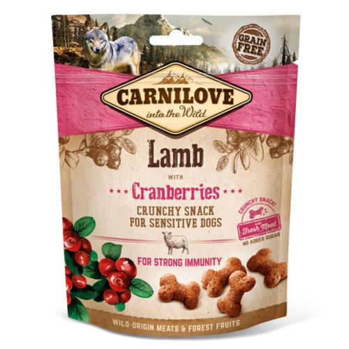 Snacks Carnilove Crunchy Lamb & Cranberries 200gr Embalagem de snack para cães Carnilove Lamb com Cranberries, cores creme e rosa, com imagens de frutos vermelhos e texto em inglês.