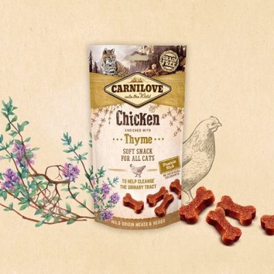 Pacote de snacks para gatos Carnilove Chicken Thyme com ossos vermelhos e ramos florais ao lado