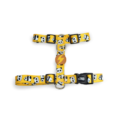 Peitoral amarelo com padrão de pandas e pendente laranja com raio amarelo