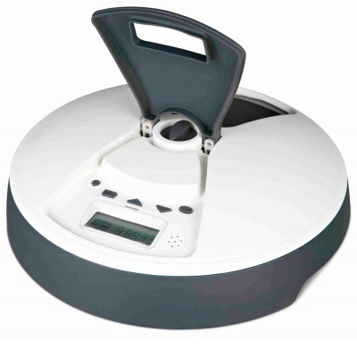 Aparelho redondo branco e cinza escuro com ecrã digital e tampa preta aberta