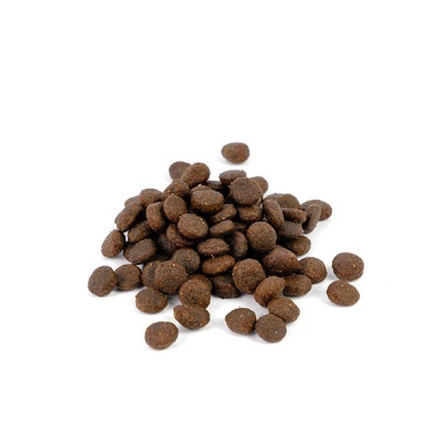 Pellets castanhos pequenos sobre fundo branco