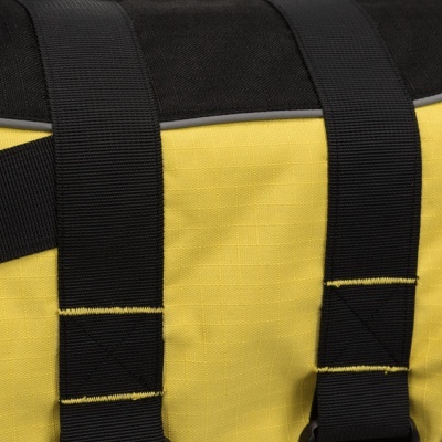 Mochila amarela com alças largas e pretas