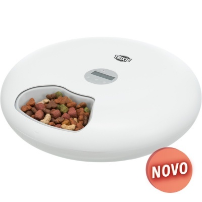 Balança digital branca para alimentos com visor e recipiente com ração colorida.