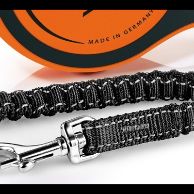 Leash preto elástico com gancho metálico e embalagem laranja com texto