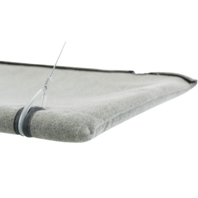 Almofada ou painel cinza claro com bordas pretas suspenso por fio