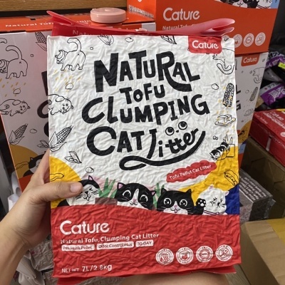 Saco de areia para gatos Cature Natural Tofu Clumping Cat Litter com desenhos de gatos e texto em preto e vermelho