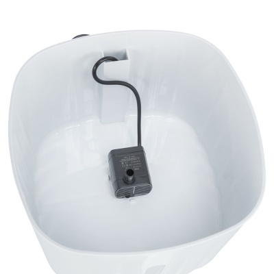 Recipiente branco com bomba submersível preta no interior