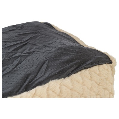 Manta ou almofada preta e bege com textura acolchoada e antiderrapante