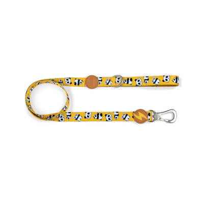 Trela para cão amarela com padrões de pandas e fecho metálico