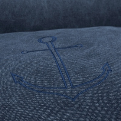 Almofada azul com bordado de âncora