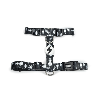 Peitoral para cão preto com estampas brancas e pendente com símbolo de raio
