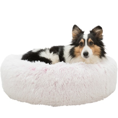 Cão deitado em cama redonda branca e rosa fofa