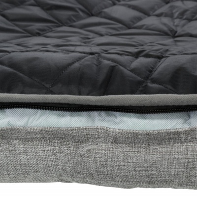 Produto têxtil preto acolchoado com fecho de correr e base cinza texturizada