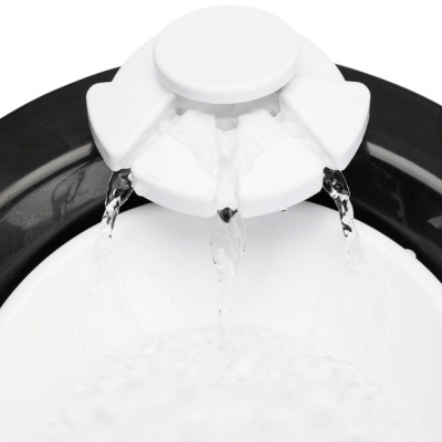 Fonte de água branca e negra para animais com água a cair