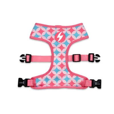 Peitoral para cão rosa com padrão geométrico azul e branco e símbolo de relâmpago branco