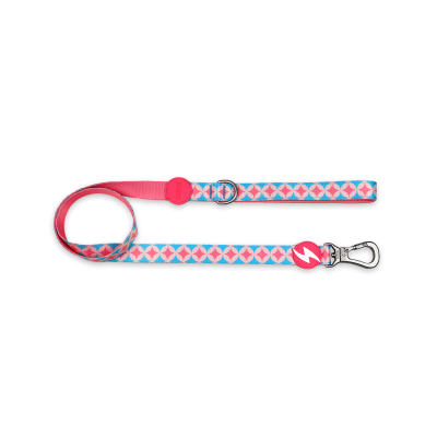 Trela para cão colorida com padrão geométrico e fecho metálico