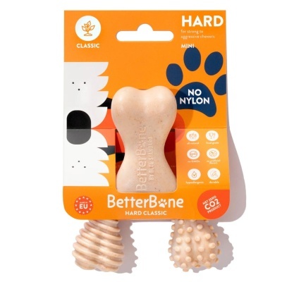 Brinquedo para cães BetterBone Hard Classic em formato de osso, cor bege, embalado em cartão laranja