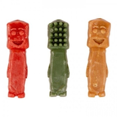 Três figuras de goma coloridas com formas humanas em fundo branco