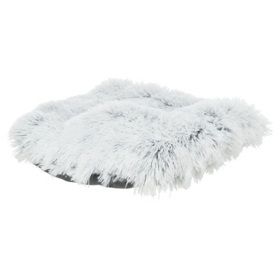 Três almofadas felpudas cinza claro sobre fundo branco