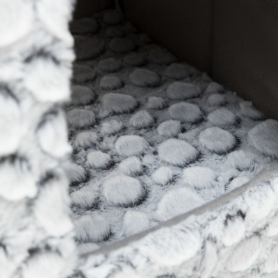 Cama cinza macia para animais de estimação com textura de bolinhas