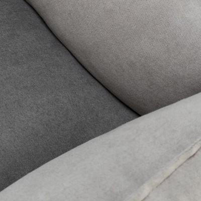 Sofá cinzento com almofadas de vários tons e texturas