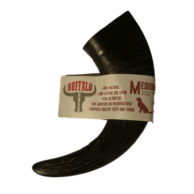 chifre de búfalo preto para cão com embalagem branca e texto em vermelho e preto