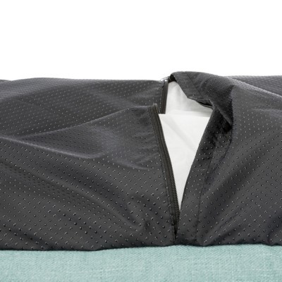 Capa preta antiderrapante parcialmente aberta mostrando interior branco sobre superfície azul claro