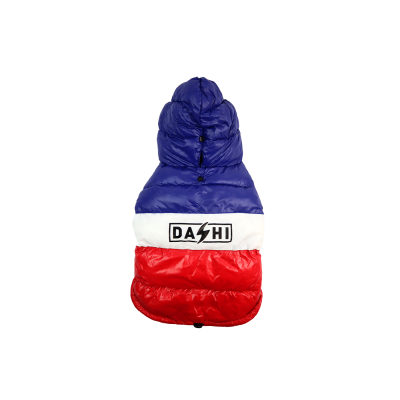 Casaco acolchoado para cão azul, branco e vermelho com texto DA SH D