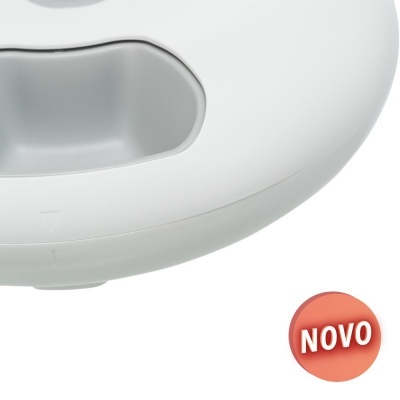 Objeto branco e cinza com cavidade arredondada e selo vermelho 'NOVO'