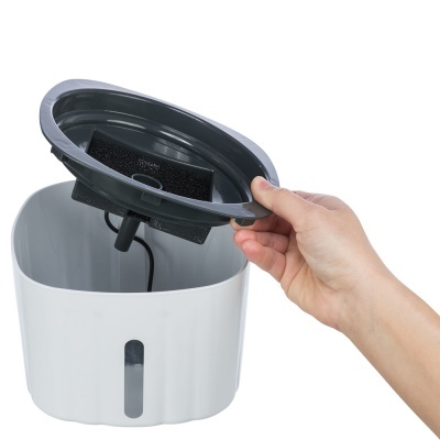 Recipiente branco com tampa preta e filtro, segurado por uma mão