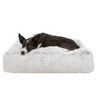 Cama para cão cinzenta clara com cão preto e branco deitado