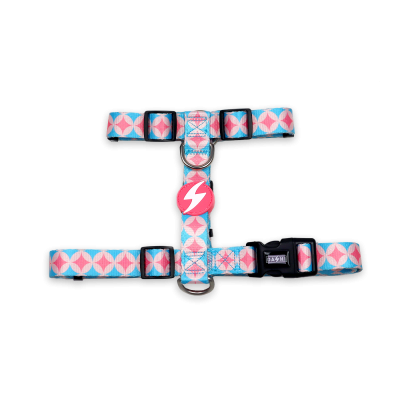 Peitoral para animal azul e rosa com fivelas pretas e símbolo de raio