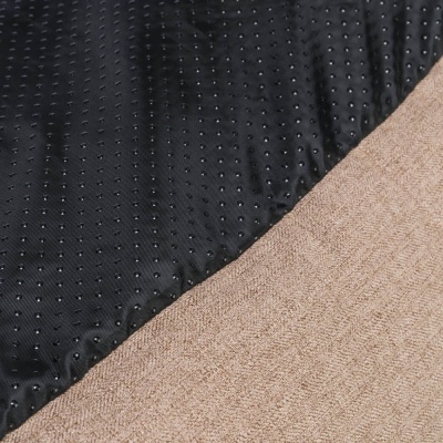 Tapete antiderrapante preto com pontos em contacto com superfície castanho clara têxtil