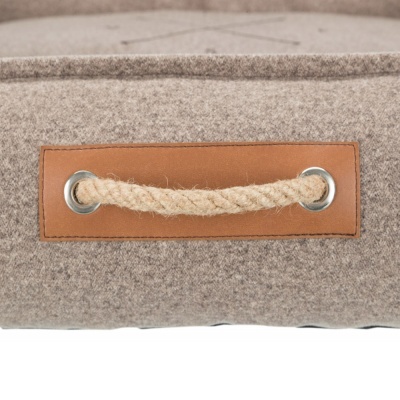 Alça de corda bege com base de couro castanho claro numa superfície de tecido cinzento